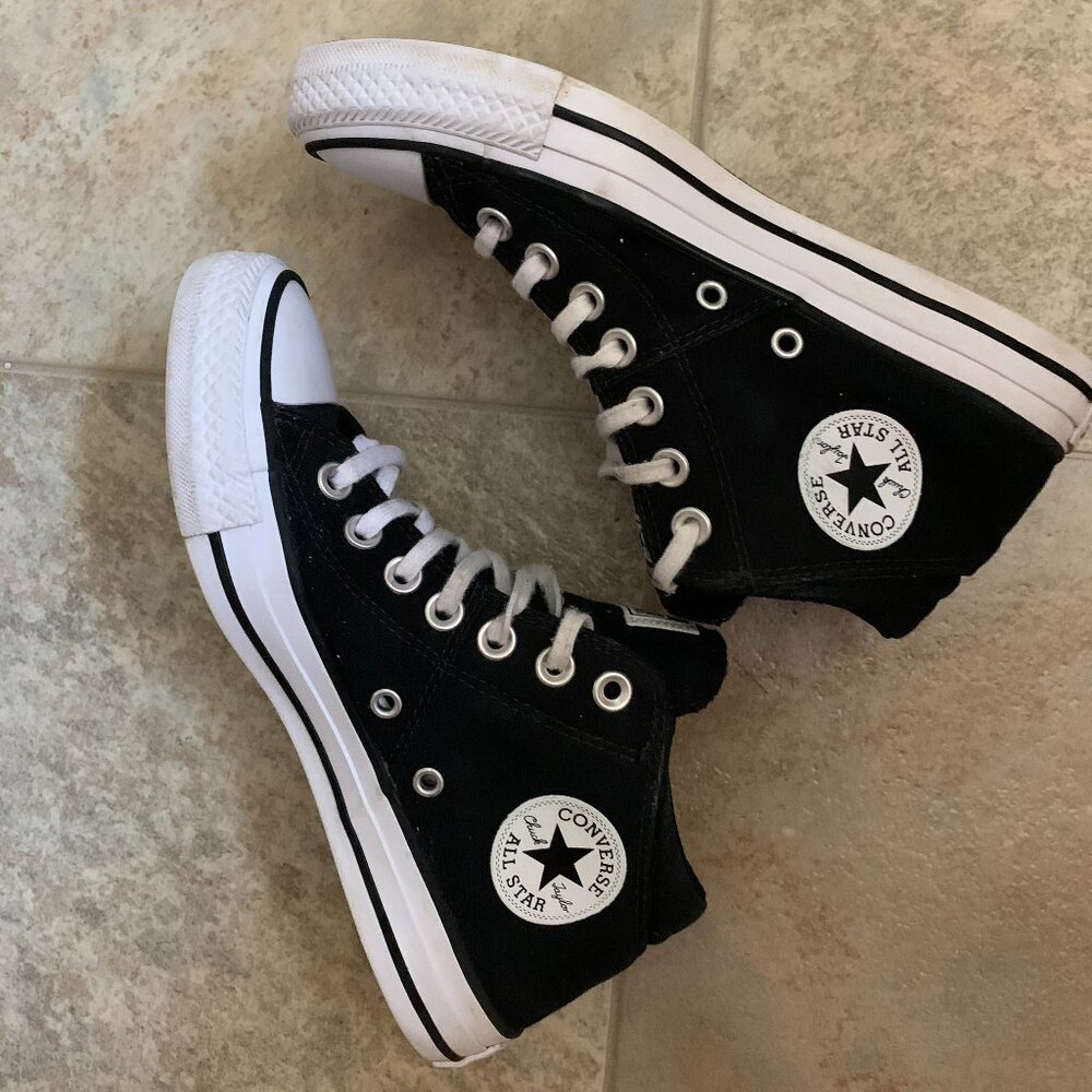 women's size 7   converse